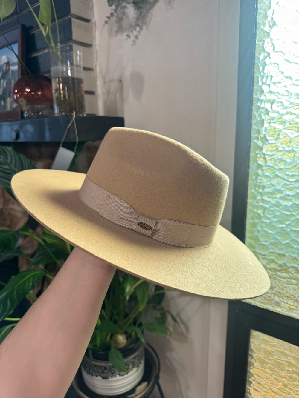 Womens Wide-Brim Felt Fedora Hat in Beige